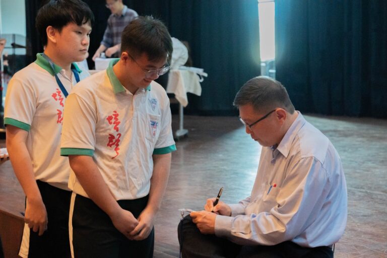 不少学生排队购买新书，并珍惜机会请安教授亲笔签名。