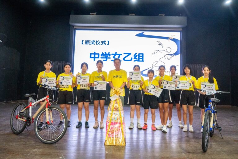 中学女子乙组得奖同学合照，由 叶世民董事颁发