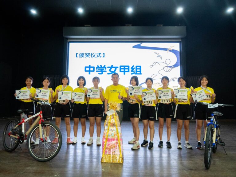 中学女子甲组得奖同学合照，由 葉福明校长颁发