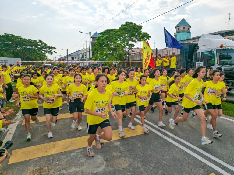 中学女子组开跑
