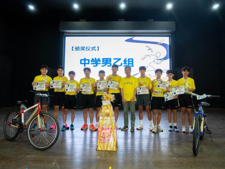 中学男子乙组得奖同学合照，由 叶世民董事颁发
