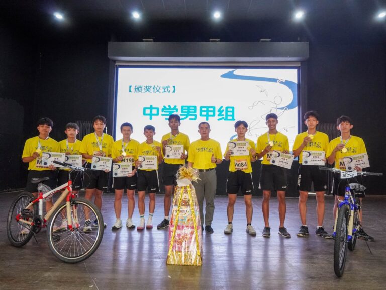 中学男子甲组得奖同学合照，由 葉福明校长颁发