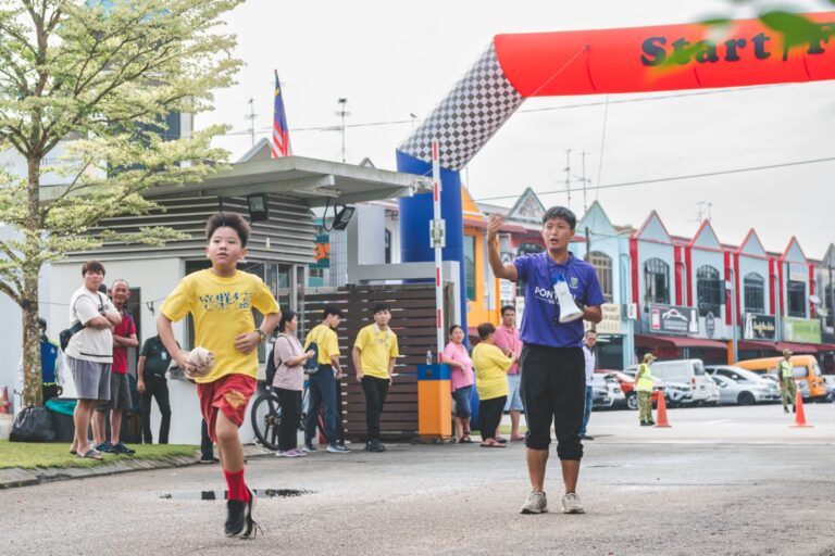 体育处主任暨本次竞赛组组长——姚道达老师，现场指挥参与者回归终点站