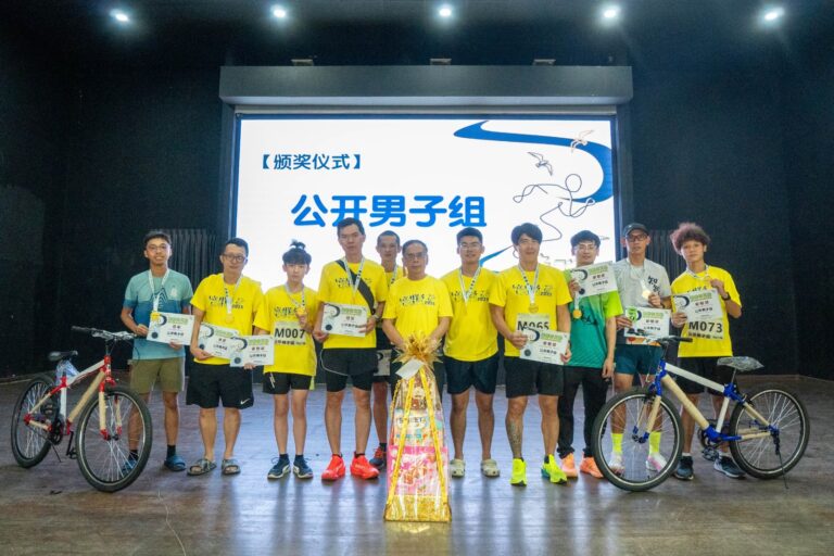 公开男子组得奖人合照，由 林青赋董事长颁发
