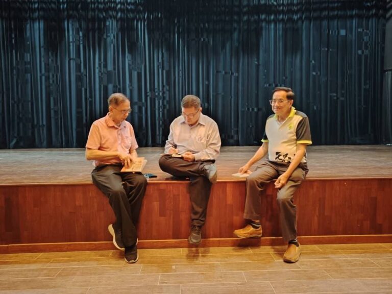 分享会结束后，林青赋董事长、陈中华副董事长与安教授亲切寒暄交流。