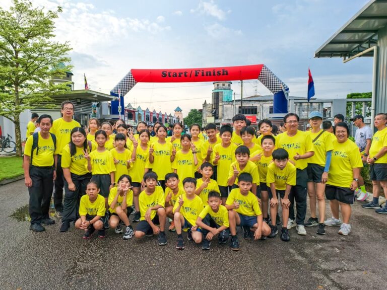 北干那那育民一校，由 苏贵忠校长（站者右三）亲自带领参与义跑活动