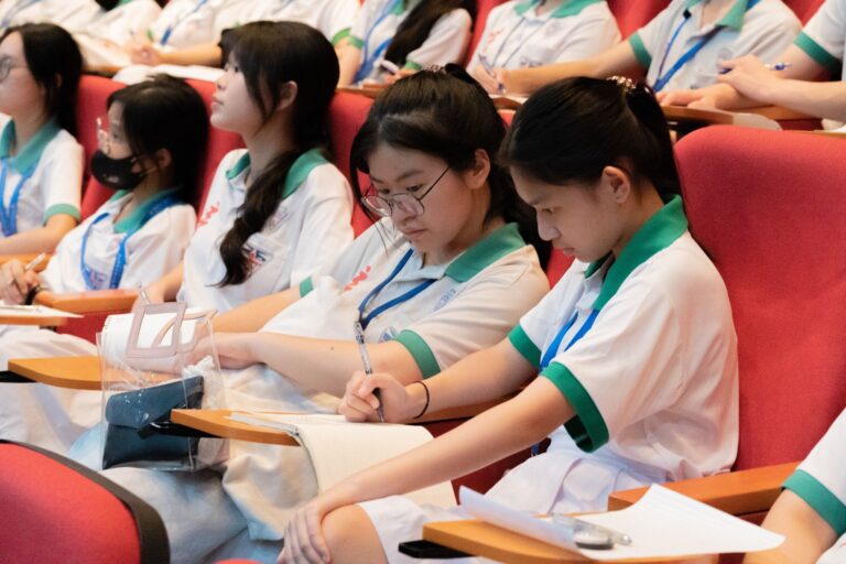 参与新书分享会的学生。 (2)