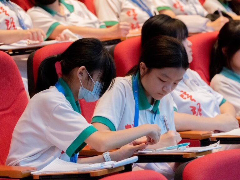 参与新书分享会的学生。