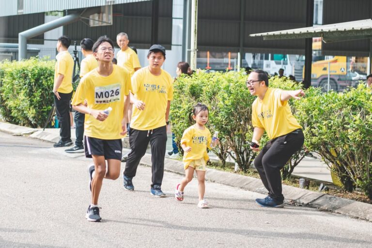 参与者们奋力冲刺