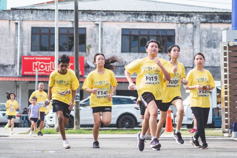 同学们努力冲向终点站