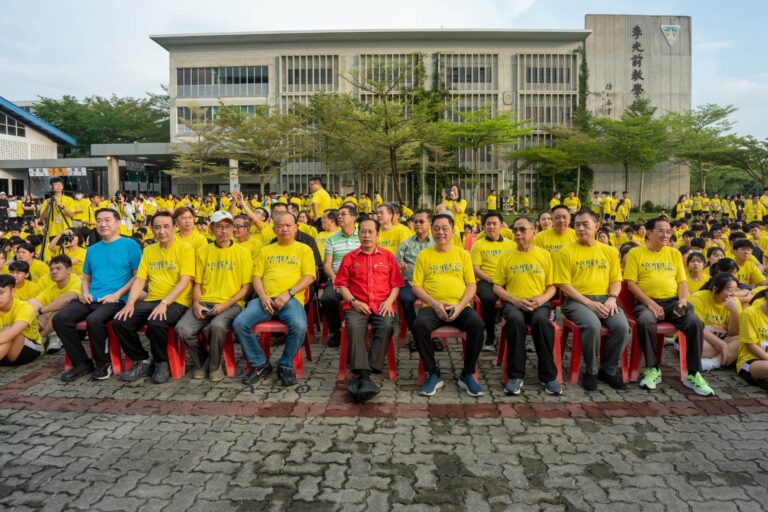 嘉宾们入席就坐，等待仪式开始