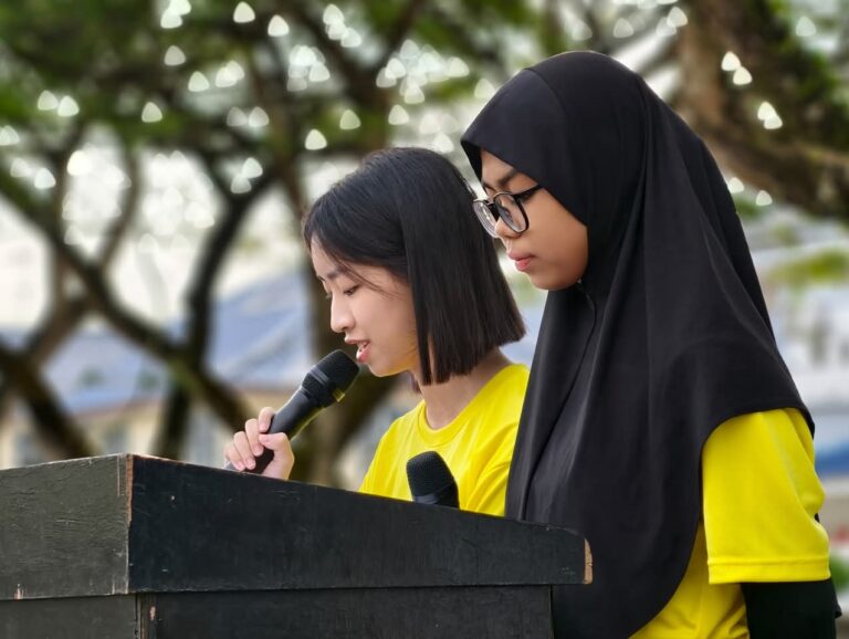 学生司仪以 国语、华语的双语方式主持，让整场仪式更为庄重