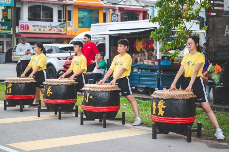 学生团队在一旁为开跑击鼓助兴