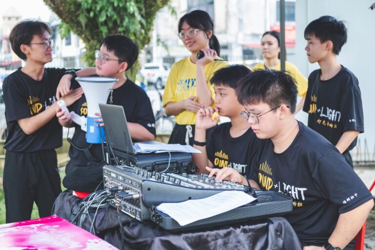 学生工作人员现场协助工作 (2)