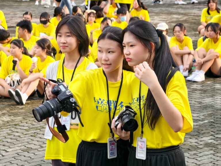 学生工作人员现场协助工作