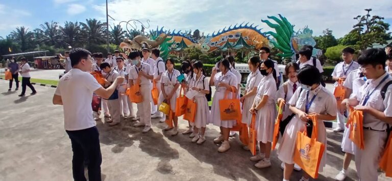 学生聆听讲解员的说明