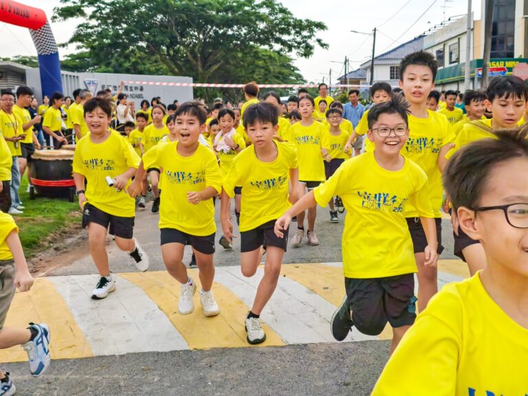 小学组参与者兴奋起跑