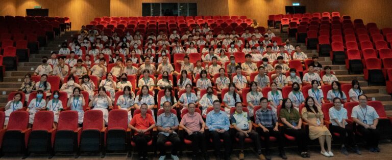 新书分享会圆满结束，全场合影留念。前排左起：罗智博、陈世文、林青赋、安焕然、陈中华、李文辉、柯慧卿、沈欣颖、李思慧、林裕权。