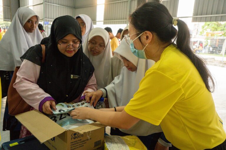 新山Hidayah宗教学校的老师一同带领同学们前来参与