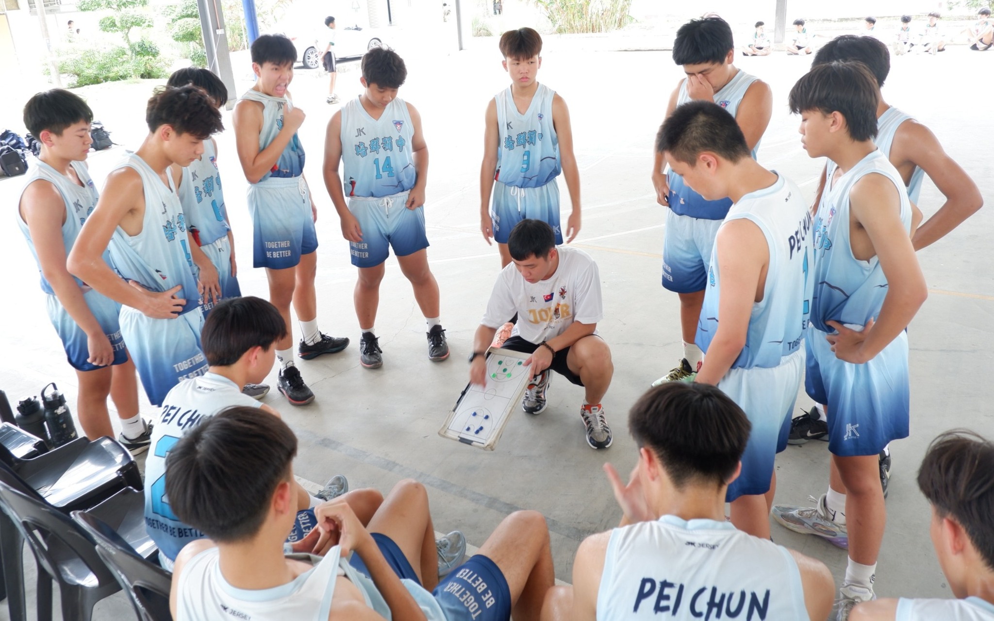 本校球员正在聆听教练谢忝成指导战术