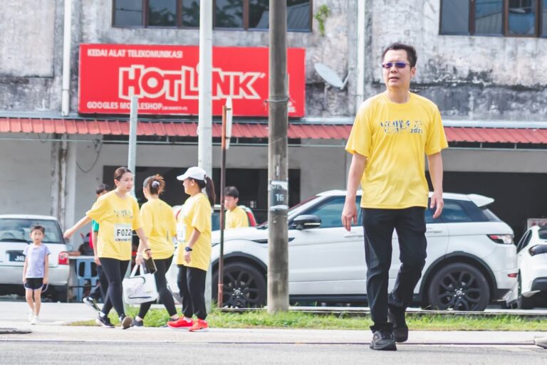 本校董事参与其中