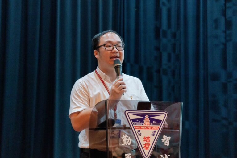 林裕权老师担任新书分享会的主持，他也是安焕然教授的学生。