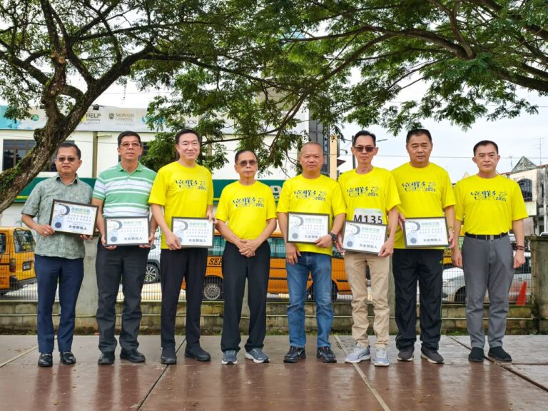 林青赋董事长 与 众多本次活动的赞助人，一同拍摄大合照