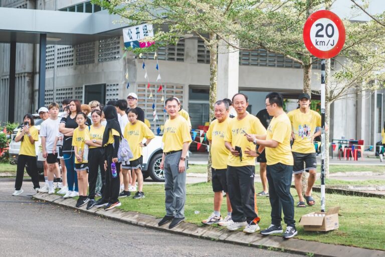 校长与董事们在终点站旁等待嘉宾与参与者们完成路程归来