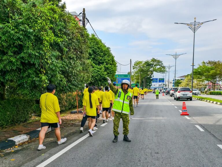 现场有笨珍自愿警卫团协助指挥交通