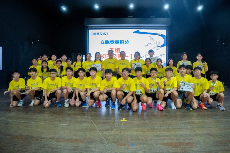 班级竞赛积分，乙组（初三、高一）获奖班级合照，由 林青赋董事长、葉福明校长 一同颁发