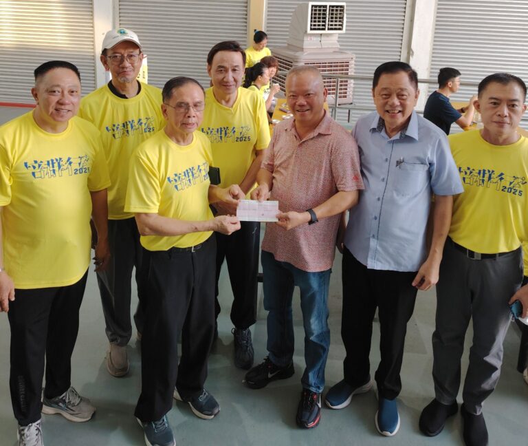 笨珍篮球总会会长 拿督徐会兴助理警监 现场移交RM 10,000予本校，由林青赋董事长代表接收