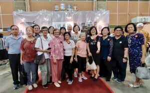 第二届“社企谢师恩计划”谢师宴，培群独中受惠老师、董事及校方代表合影。 (2)