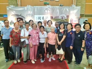 第二届“社企谢师恩计划”谢师宴，培群独中受惠老师、董事及校方代表合影。