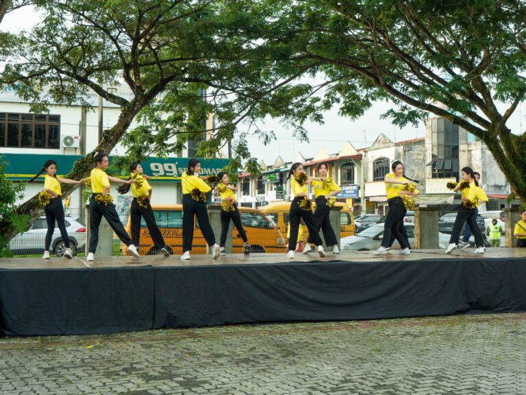 舞蹈团学生现场呈现舞蹈演出 (2)