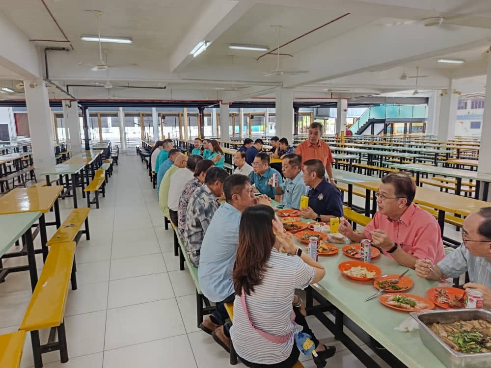 仪式结束后嘉宾们齐聚食堂用午餐