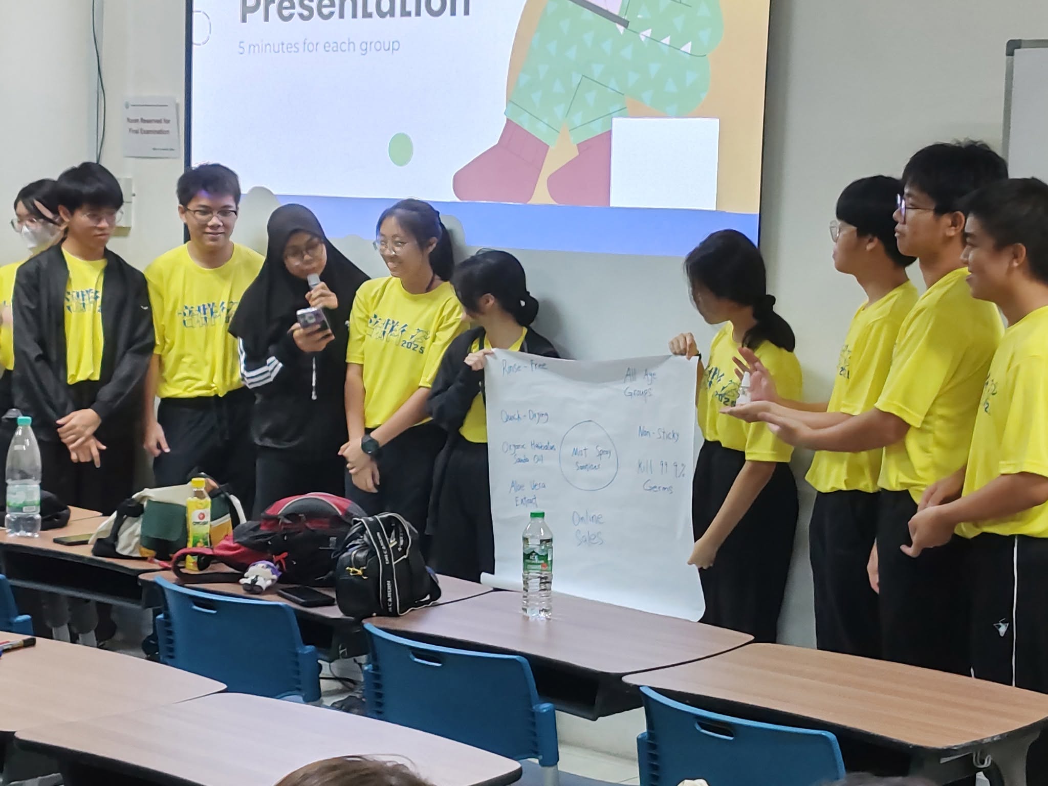 厦门大学工作坊中的同学上台陈述其产品