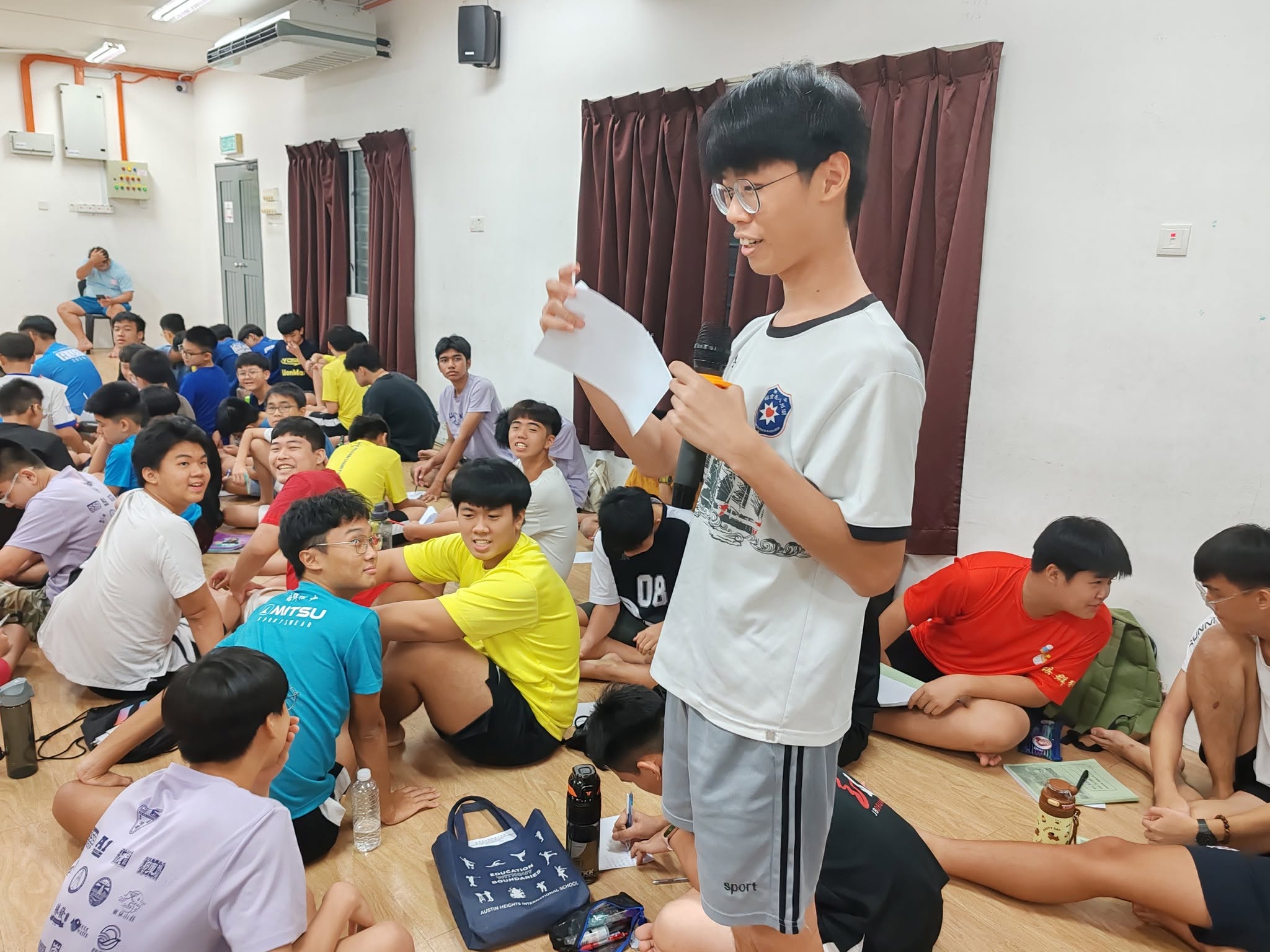学生在讲座中分享自己的观点