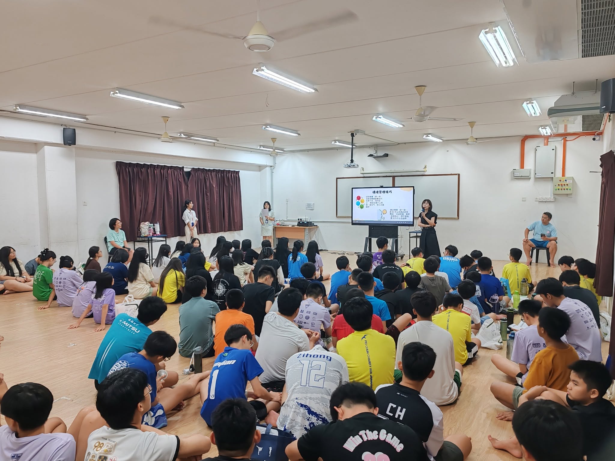 讲座中学生与讲师的互动