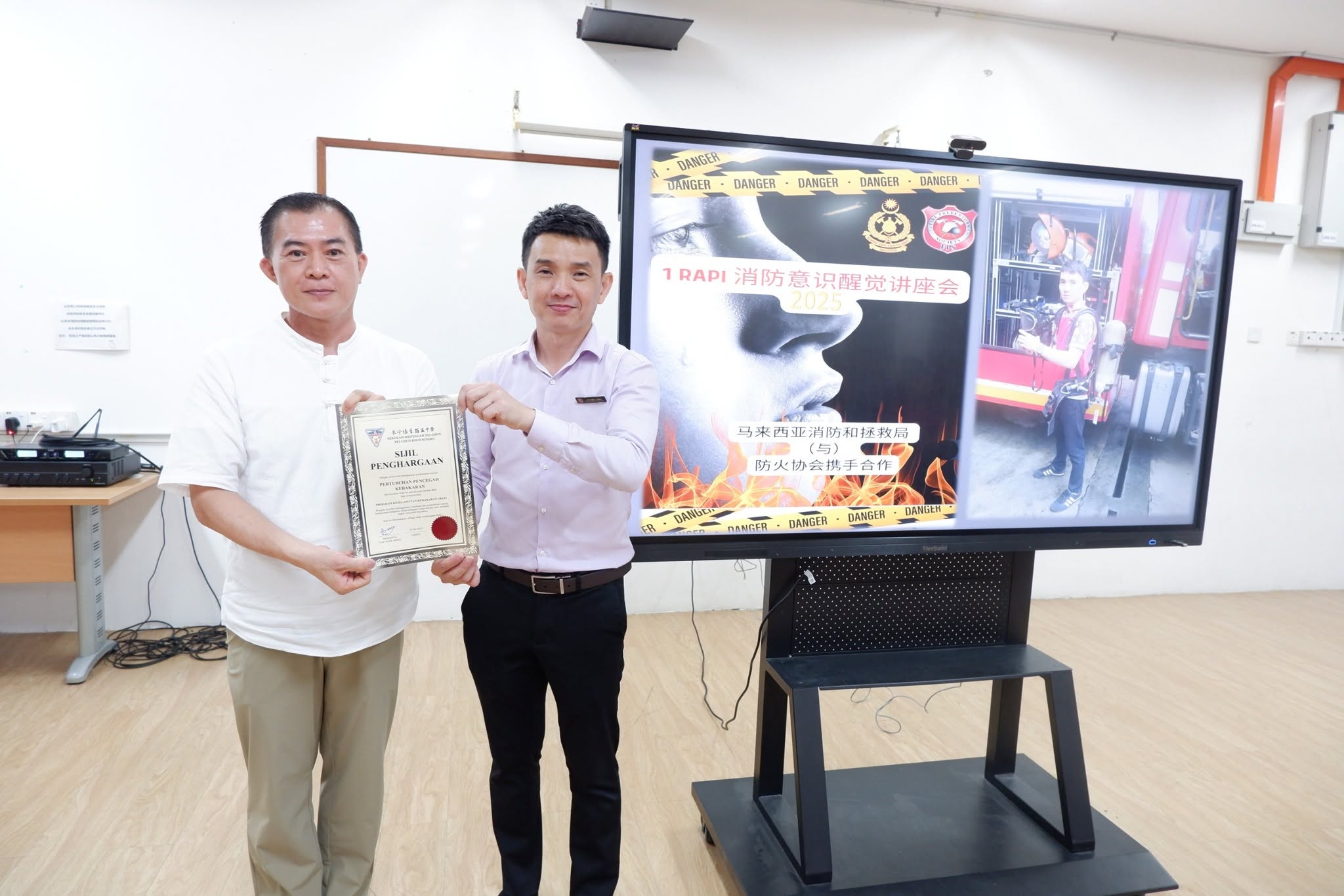 葉福明校长颁发感谢状予Fire Preventors' Society讲师Mr Jeffrey Chin