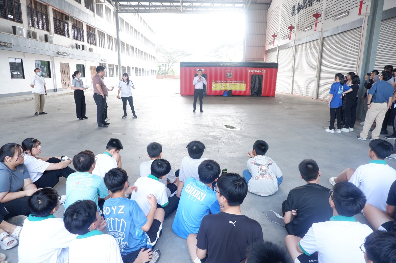 讲师为教职员和宿舍生讲解火灾逃生帐篷注意事项