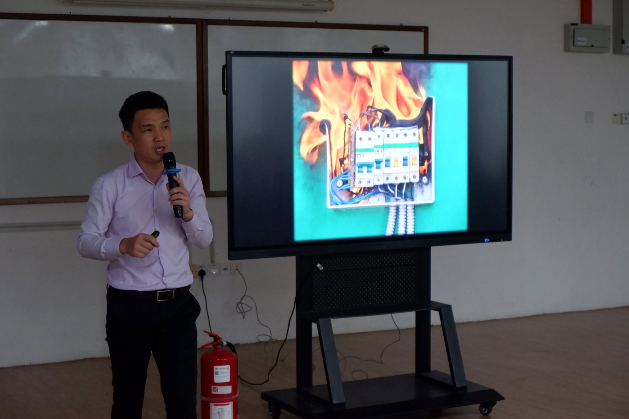 讲师Mr Jeffrey Chin为培群独中教职员讲解消防知识