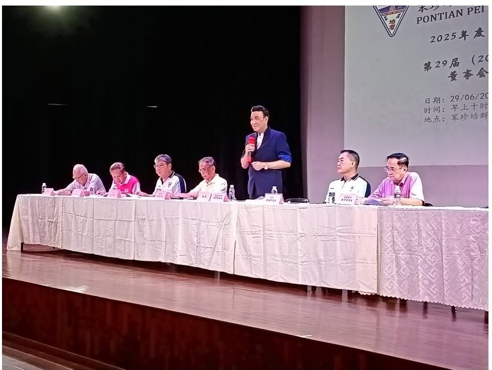 左一陈振贤副董事长,左二陈亚栋财政,左三沈俊豪总务,中林青赋董事长,右三拿督陈振福顾问,右二叶福明校长,右一陈中华副董事长