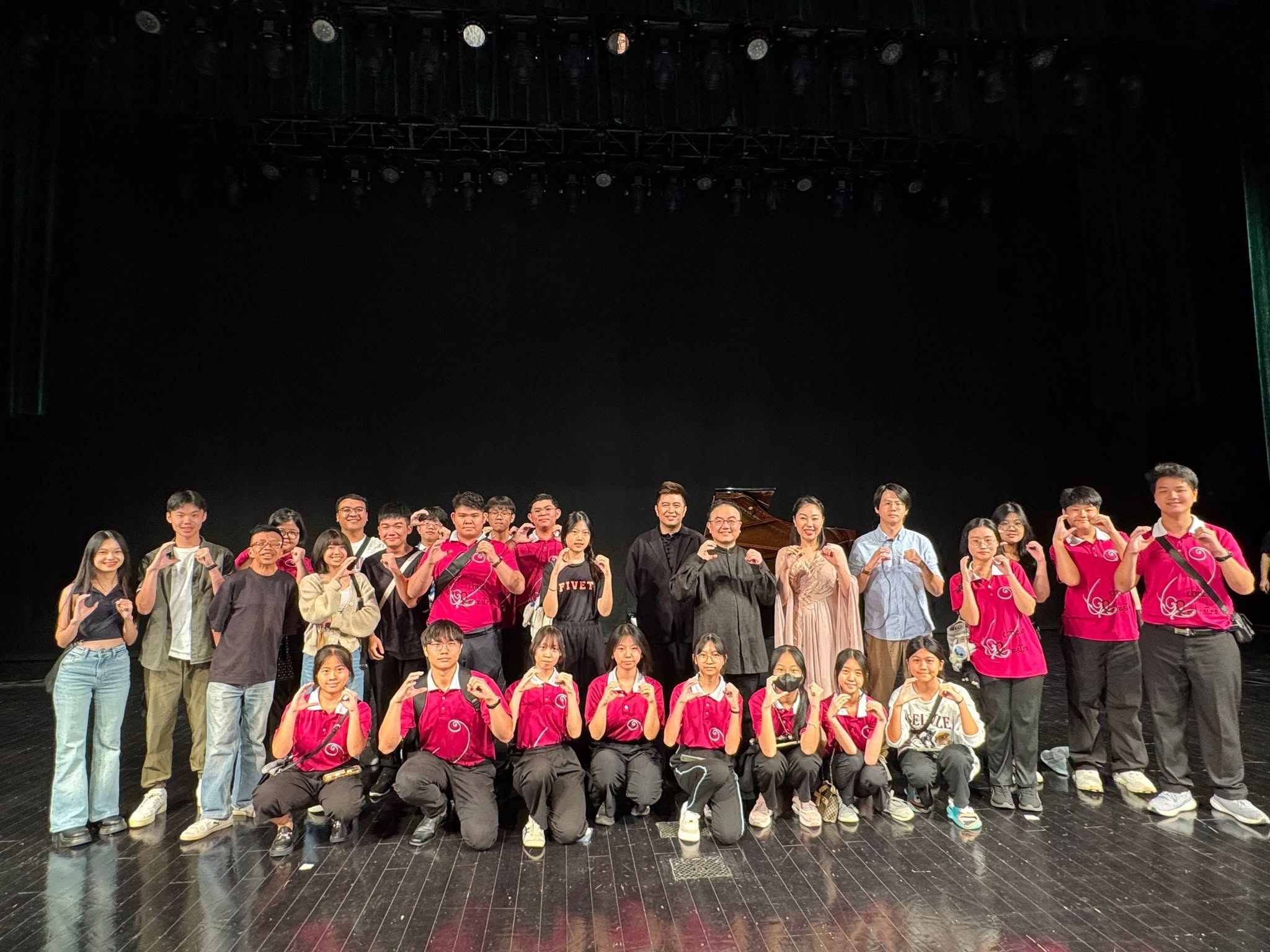 华乐团同学于演出后,与3位音乐家老师一同拍摄大合照。