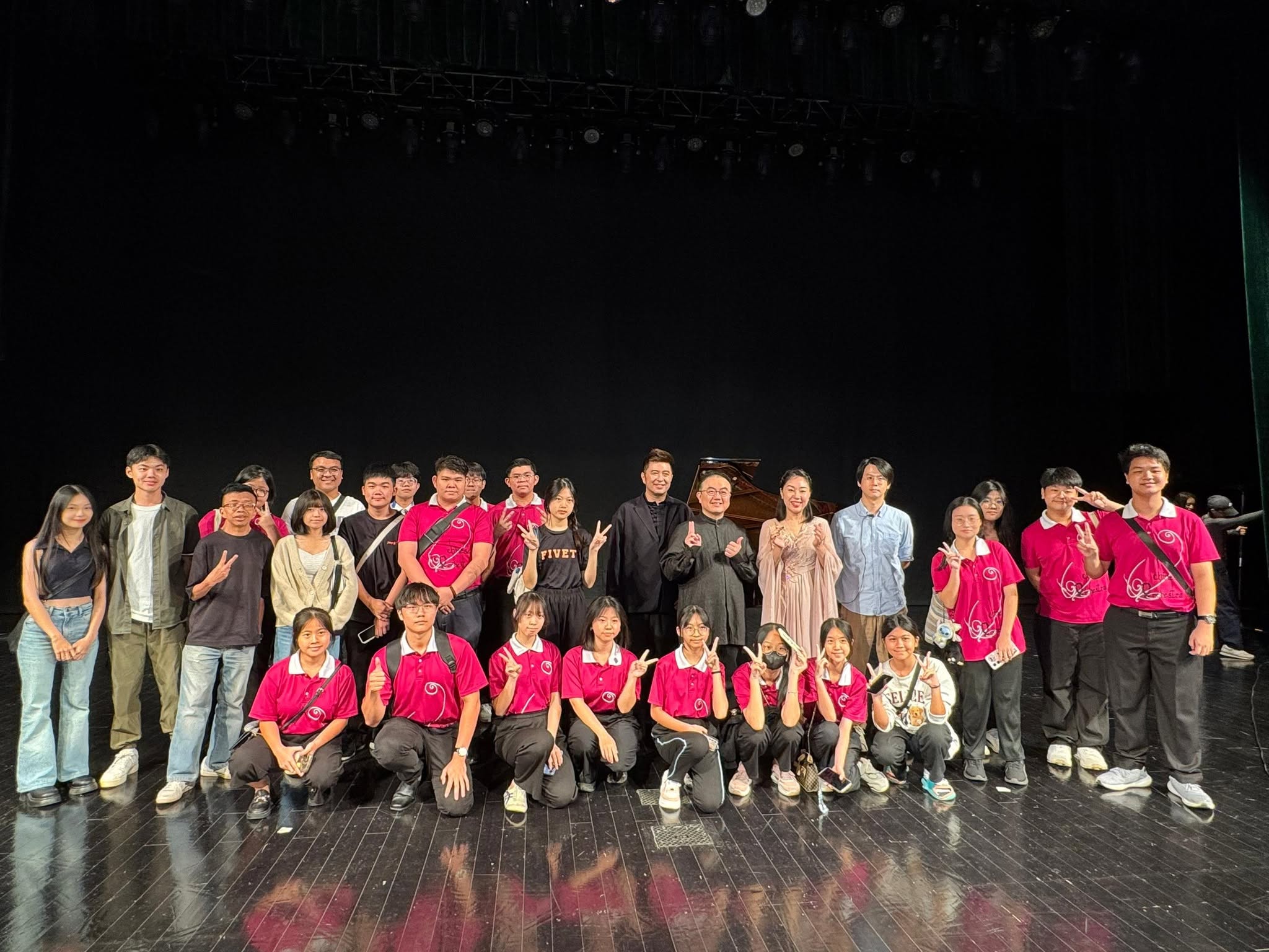 华乐团同学于演出后,与3位音乐家老师一同拍摄大合照。