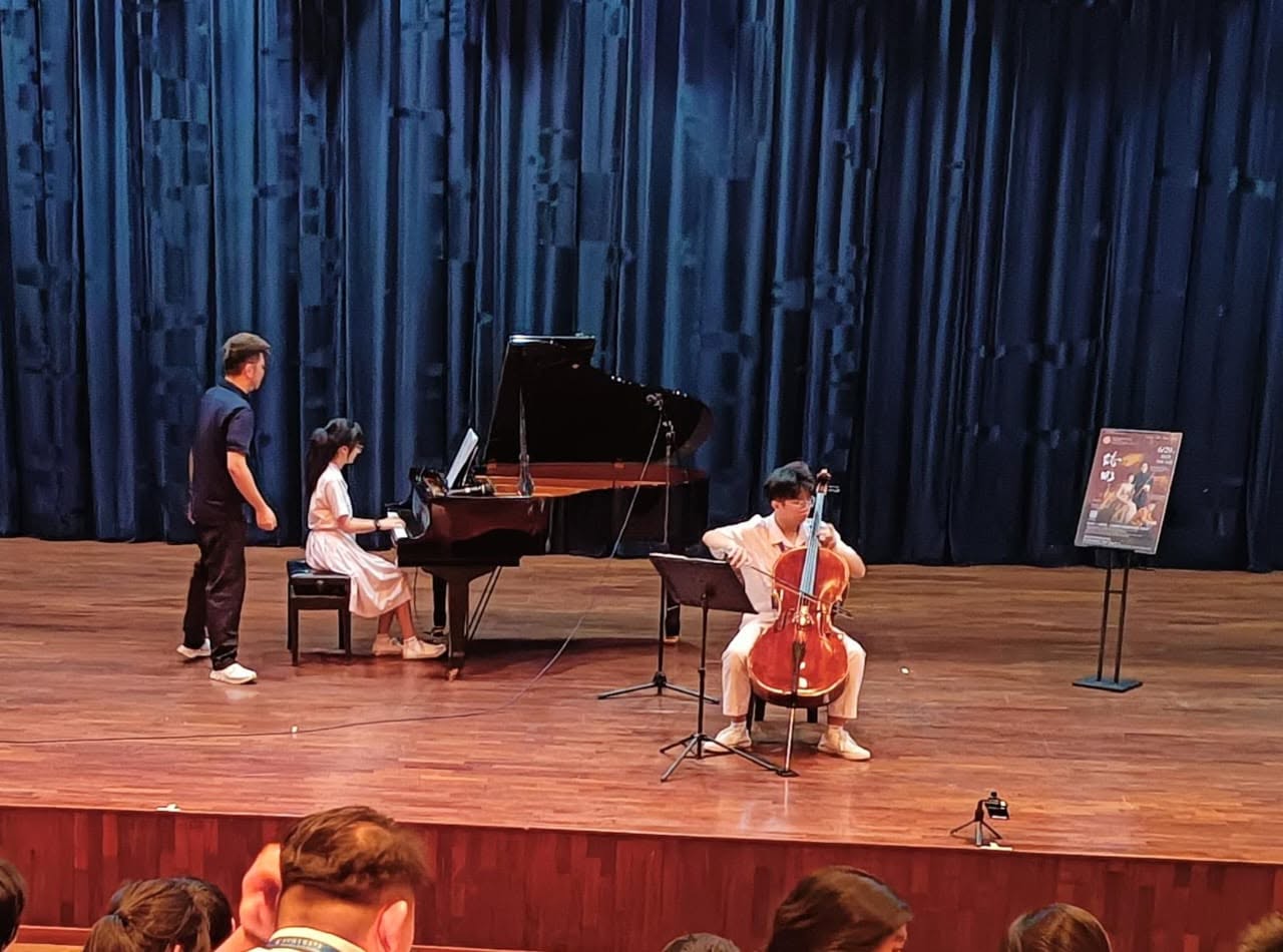 郭家豪老师 现场指导同学们演奏