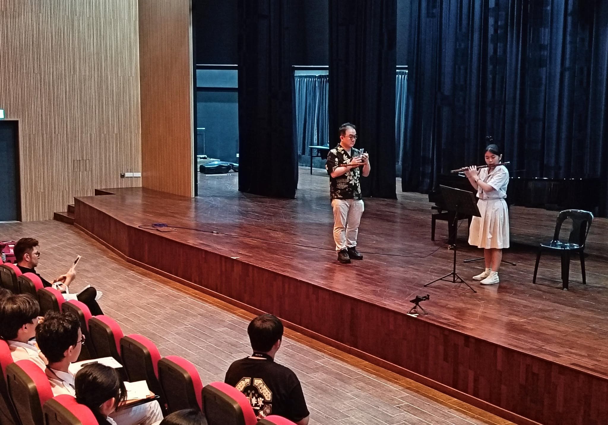 杨伟杰老师 现场指导同学们演奏