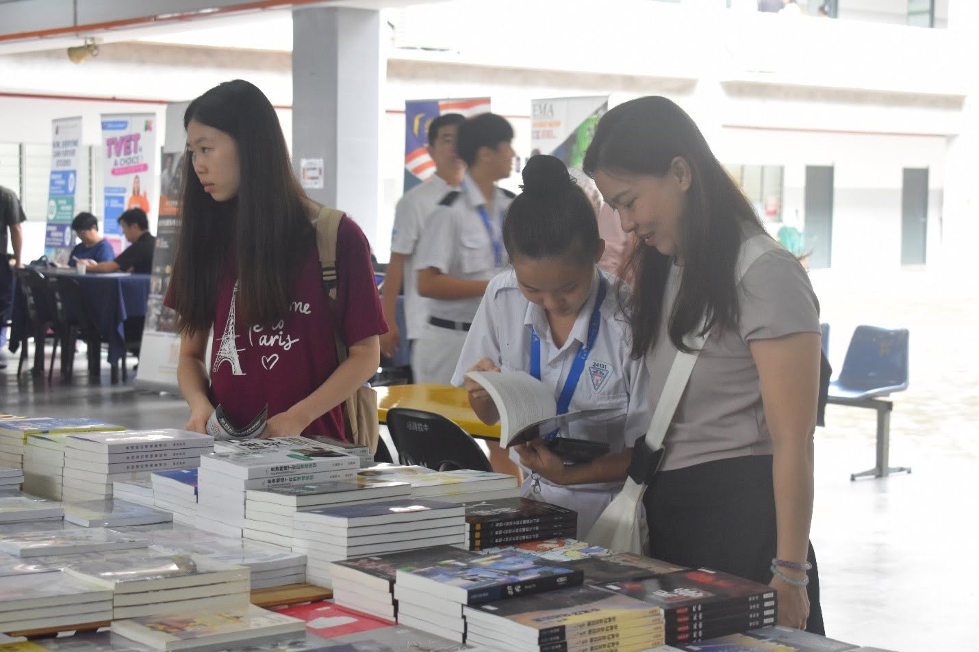 家长与同学一起认真挑选书籍。