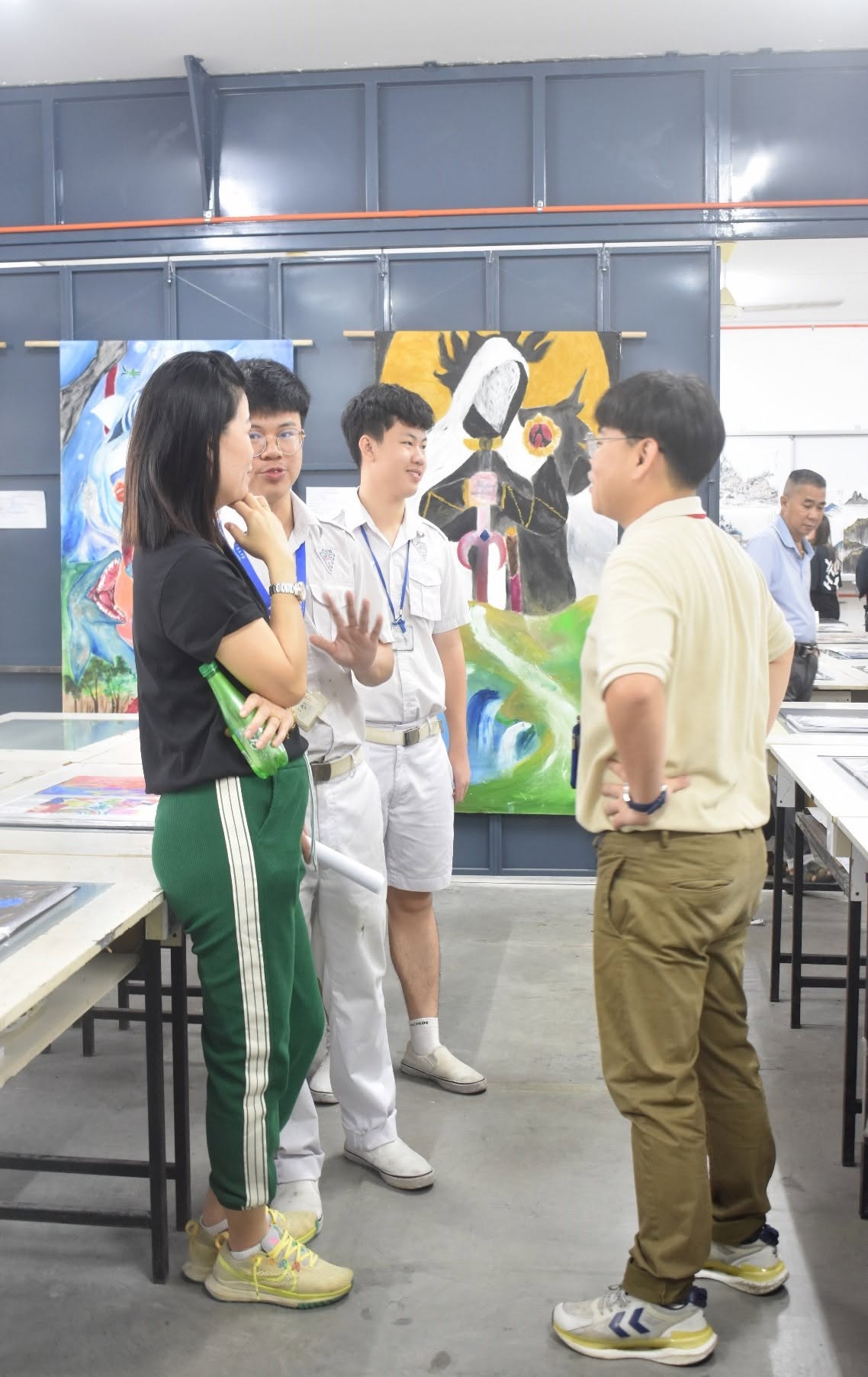 美术与设计科评鉴展：右为美术展负责人——李则宣老师与家长学生进行交流。