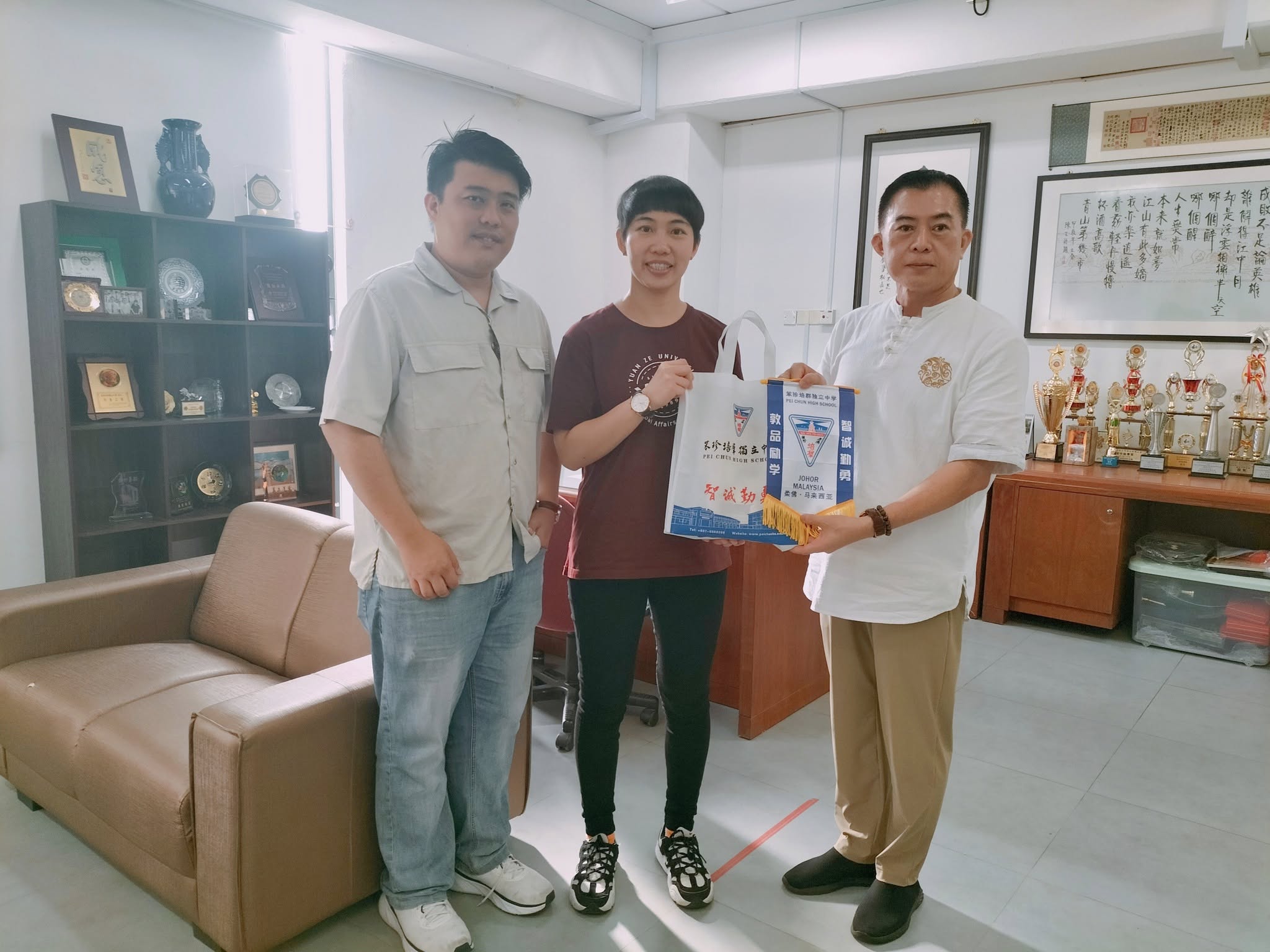笨珍培群独立中学葉福明校长与元智大学全球事务处侨务组专案经理-张菀玲互赠纪念品。