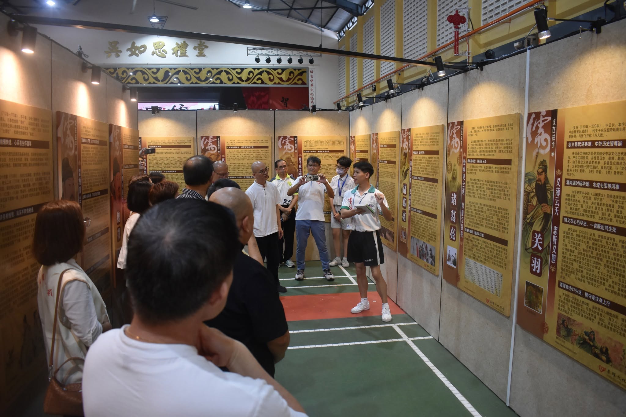 学生导览员为众嘉宾进行介绍与讲述。
